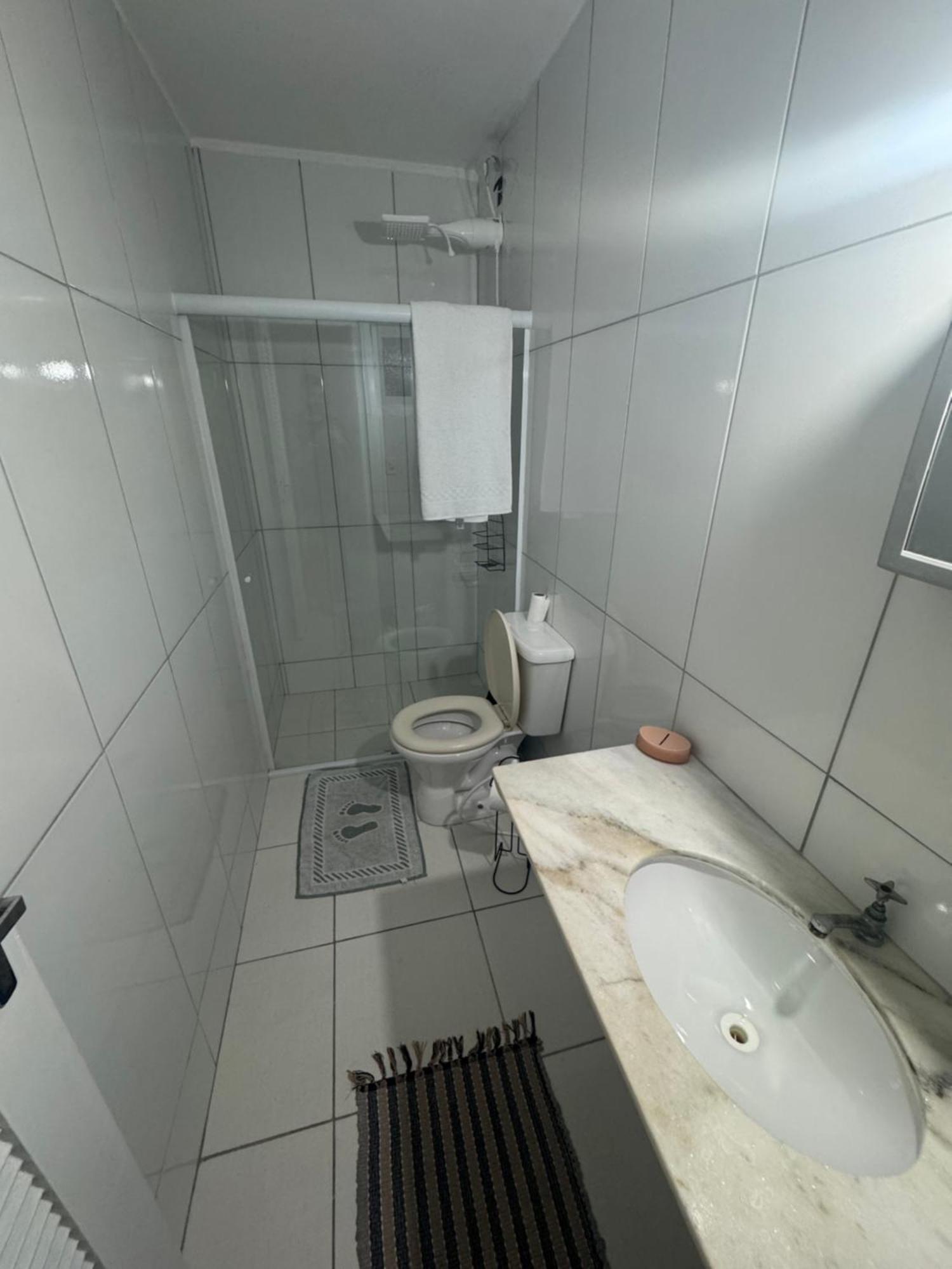 Completo Em Cabo Frio,area Central, 2 Quartos, Cozinha Equipada, Wi-fi, Ate 8 Pessoas